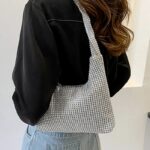 Aliya : Sac à main scintillant sublimant l'épaule d'une femme avec éclat - Édition exclusive.