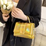 Everly sac à main jaune - Femmes portant le sac sur le bras.