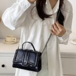 Everly sac à main noir - Femmes portant le sac sur l'épaule.