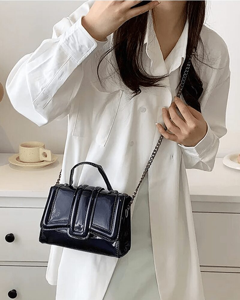 Everly sac à main noir - Femmes portant le sac sur l'épaule.