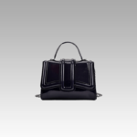 Everly sac à main noir vernis - Exclusivité Izamel Boutique, femmes faisant leurs achats.