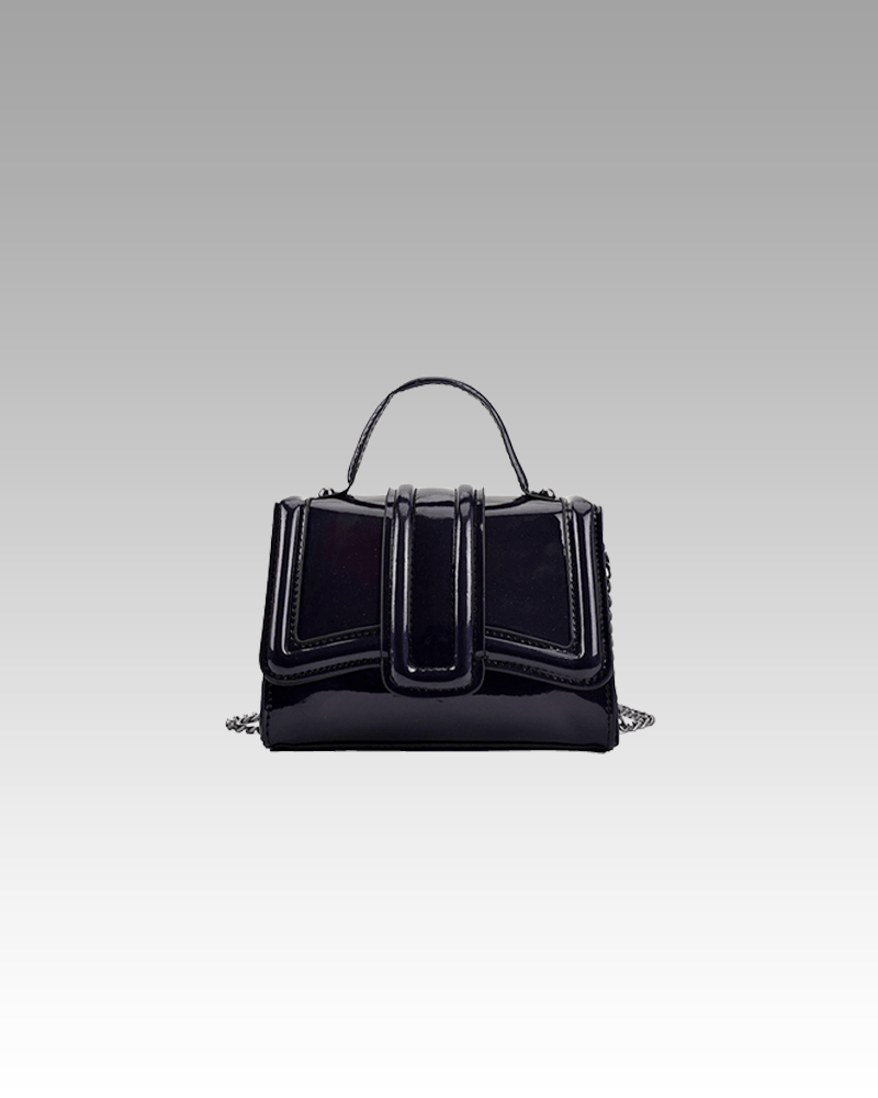 Everly sac à main noir vernis - Exclusivité Izamel Boutique, femmes faisant leurs achats.