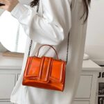 Everly sac à main orange - Femmes portant le sac sur l'épaule.