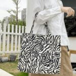 Sac à main fourre-tout Léa imprimé zèbre - Accessoire tendance pour femmes, porté avec grâce sur le bras.