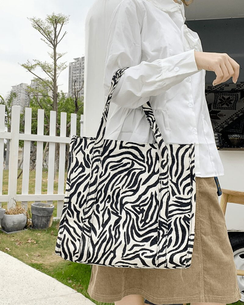 Sac à main fourre-tout Léa imprimé zèbre - Accessoire tendance pour femmes, porté avec grâce sur le bras.