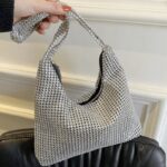 Aliya : Sac à main épaule étincelant, rehaussé de strass, une touche de sophistication tenue avec élégance par une femme moderne.