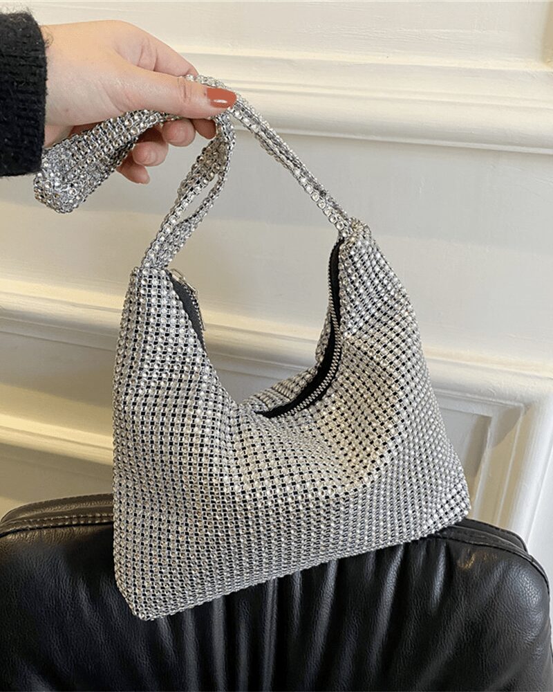 Aliya : Sac à main épaule étincelant, rehaussé de strass, une touche de sophistication tenue avec élégance par une femme moderne.