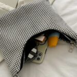 Intérieur scintillant du sac à main épaule Aliya, magnifiquement agrémenté de strass pour une élégance lumineuse.