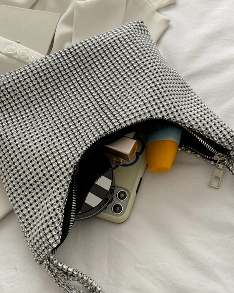 Intérieur scintillant du sac à main épaule Aliya, magnifiquement agrémenté de strass pour une élégance lumineuse.