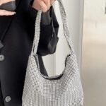 Femme moderne tenant avec grâce le sac à main épaule Aliya, agrémenté de strass pour une allure étincelante.