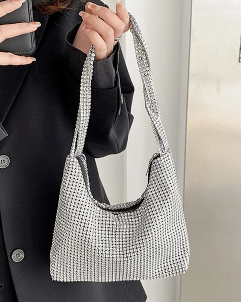 Femme moderne tenant avec grâce le sac à main épaule Aliya, agrémenté de strass pour une allure étincelante.