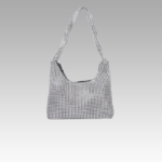 Sac à main Aliya d'Izamel, magnifiquement agrémenté de strass argentés, porté avec style par des femmes élégantes dans la boutique Izamel.