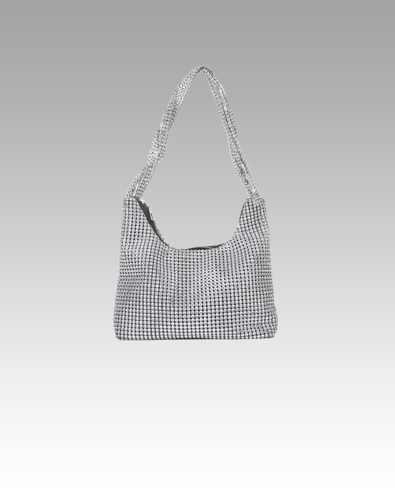 Sac à main Aliya d'Izamel, magnifiquement agrémenté de strass argentés, porté avec style par des femmes élégantes dans la boutique Izamel.