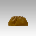 Ava sac à main similicuir caramel - Disponible chez Izamel Boutique, femmes élégantes faisant leurs achats.