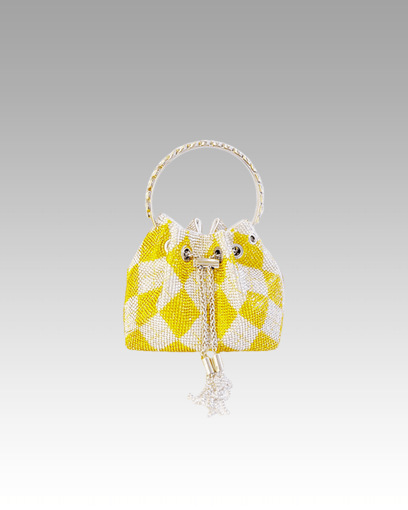 Image d'un sac à main pour femmes, motif damier jaune avec strass.