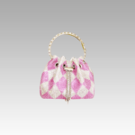 Image d'un sac à main pour femmes, motif damier rose avec strass.