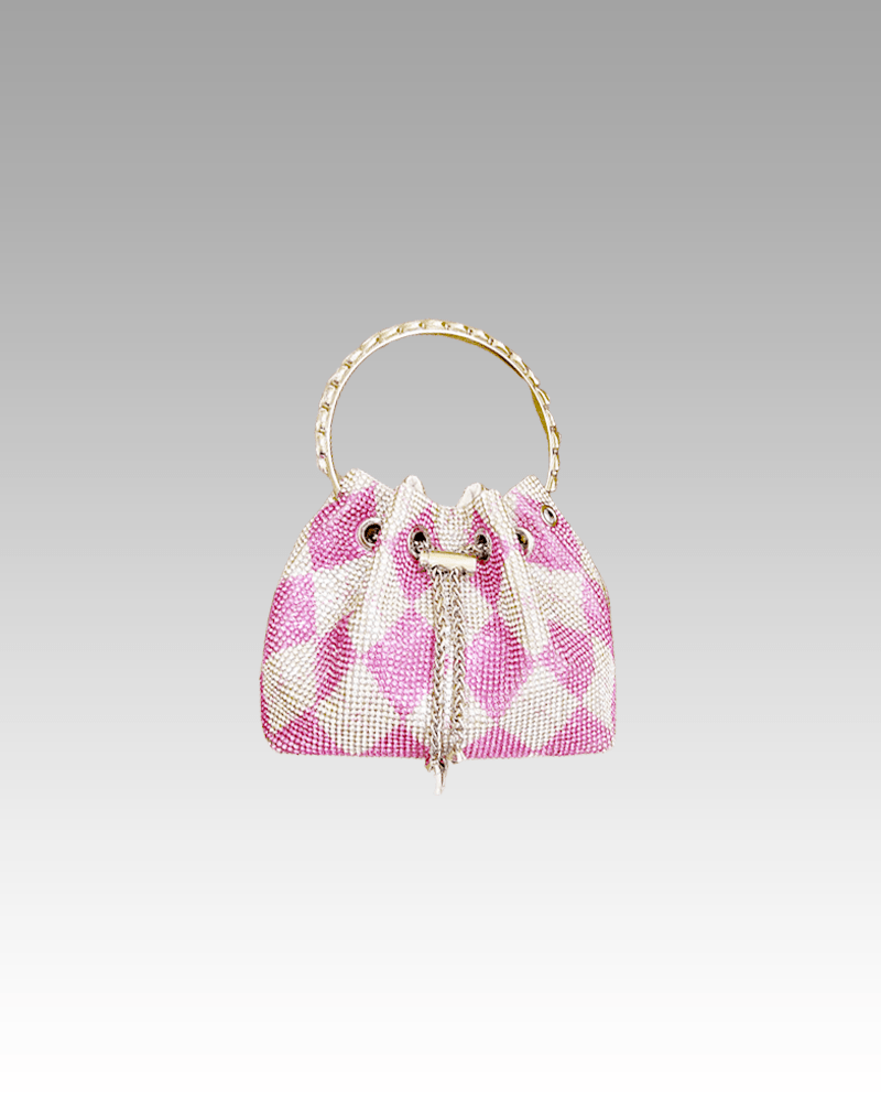 Image d'un sac à main pour femmes, motif damier rose avec strass.