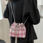 Chelsea sac à main strass motif damier rose - Femmes portant le sac sur l'épaule.