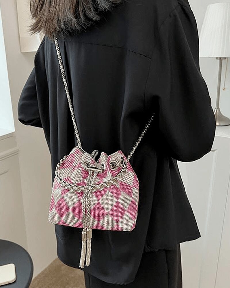 Chelsea sac à main strass motif damier rose - Femmes portant le sac sur l'épaule.