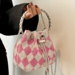 Chelsea sac à main strass motif damier rose - Femmes tenant le sac à la main.
