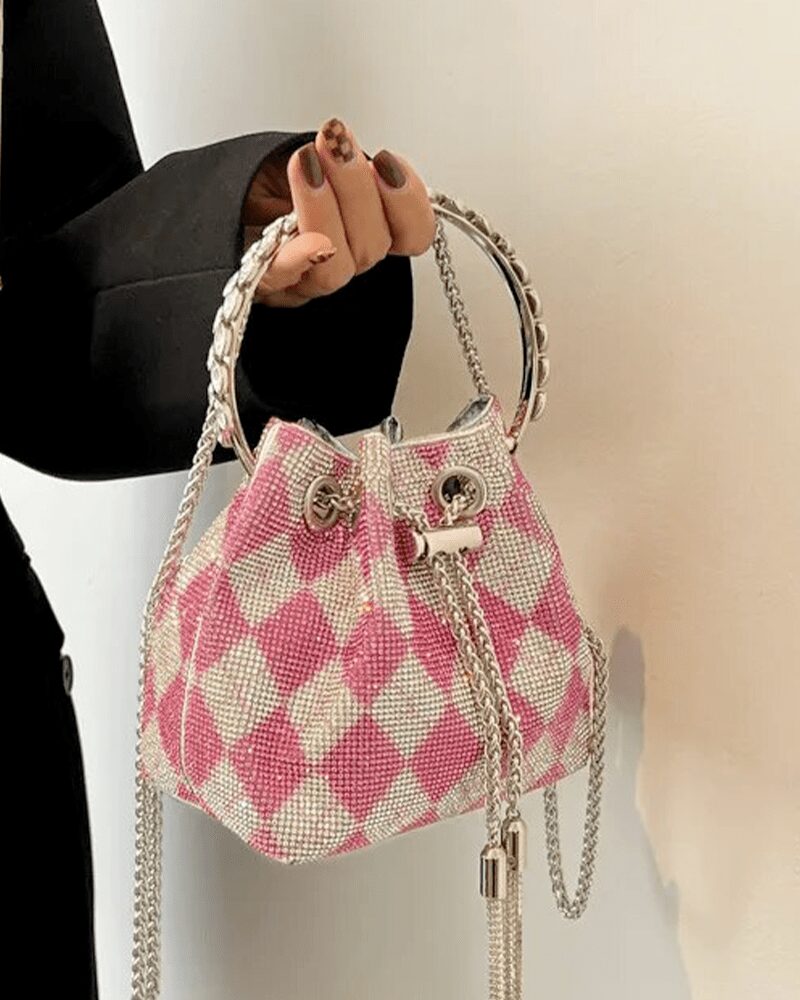 Chelsea sac à main strass motif damier rose - Femmes tenant le sac à la main.