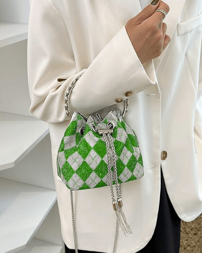 Image d'un sac à main pour femmes, motif damier vert porté au bras.
