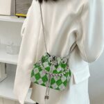 Chelsea sac à main strass motif damier vert - Femmes portant le sac sur l'épaule.