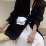 Sac à main argenté Cora pratique pour femme à porter à l'épaule.