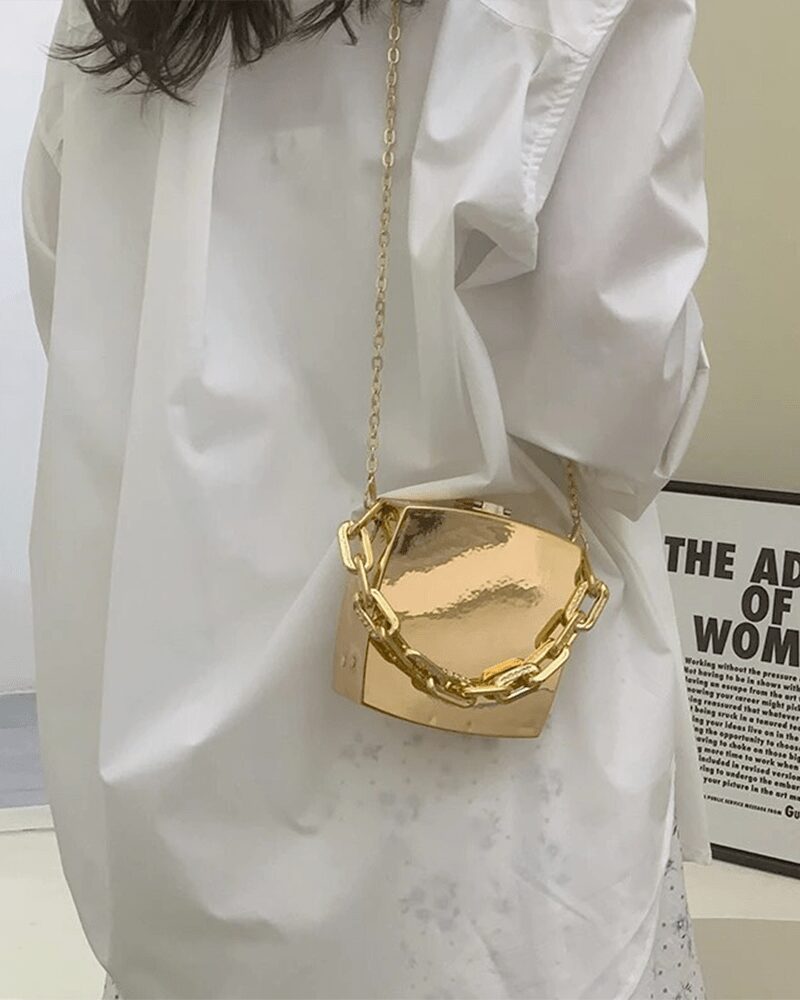 "Sac-a-main-dore-Cora-femme-portant-epaule"