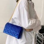 Sac à main en velours bleu porté à l'épaule pour femmes - Cristina - Boutique Izamel Fashion