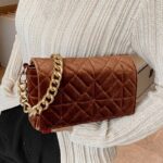 Sac à main en velours marron porté sous le bras pour femmes - Cristina - Boutique Izamel Fashion.