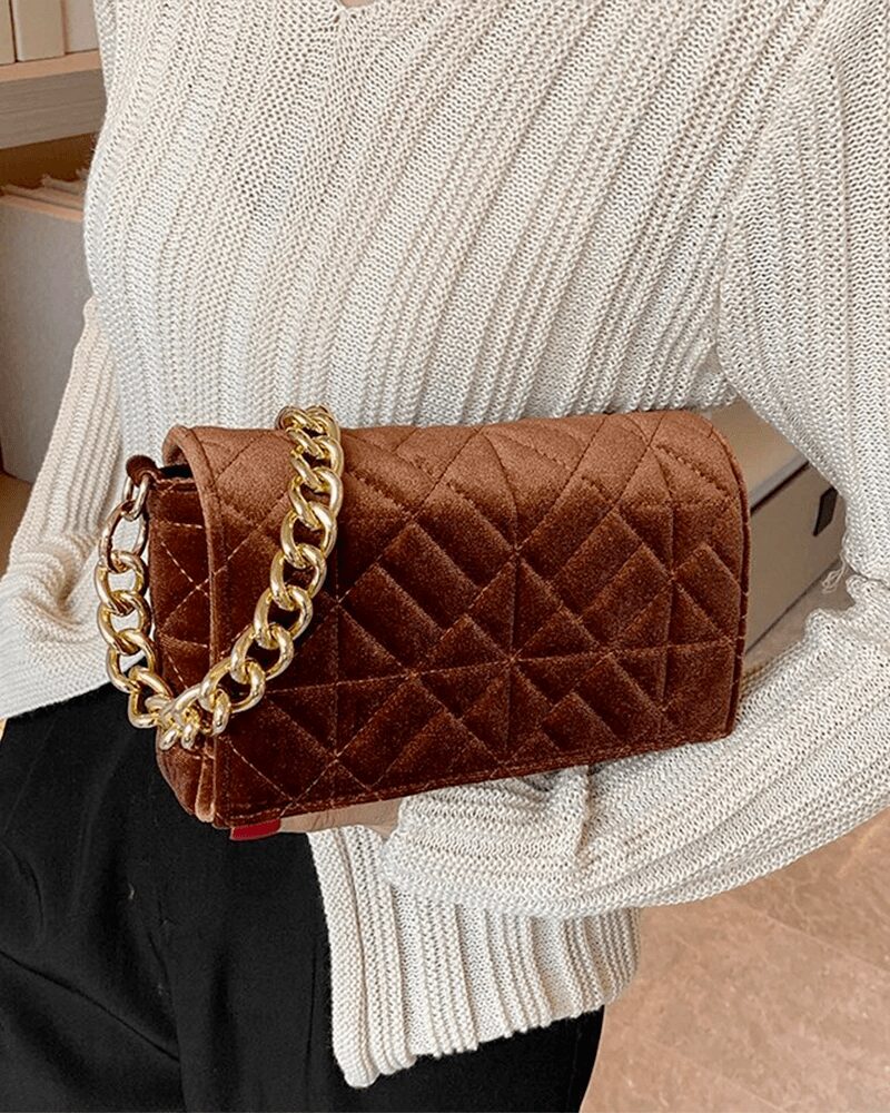 Sac à main en velours marron porté sous le bras pour femmes - Cristina - Boutique Izamel Fashion.