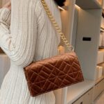 Sac à main en velours marron porté en épaule pour femmes - Cristina - Boutique Izamel Fashion.