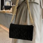 Sac à main en velours noir porté sous le bras pour femmes - Cristina - Boutique Izamel Fashion.