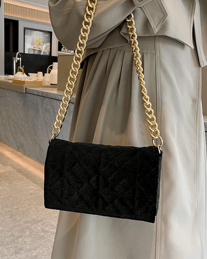 Sac à main en velours noir porté sous le bras pour femmes - Cristina - Boutique Izamel Fashion.