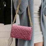 Sac à main en velours rose porté à l'épaule pour femmes - Cristina - Boutique Izamel Fashion.