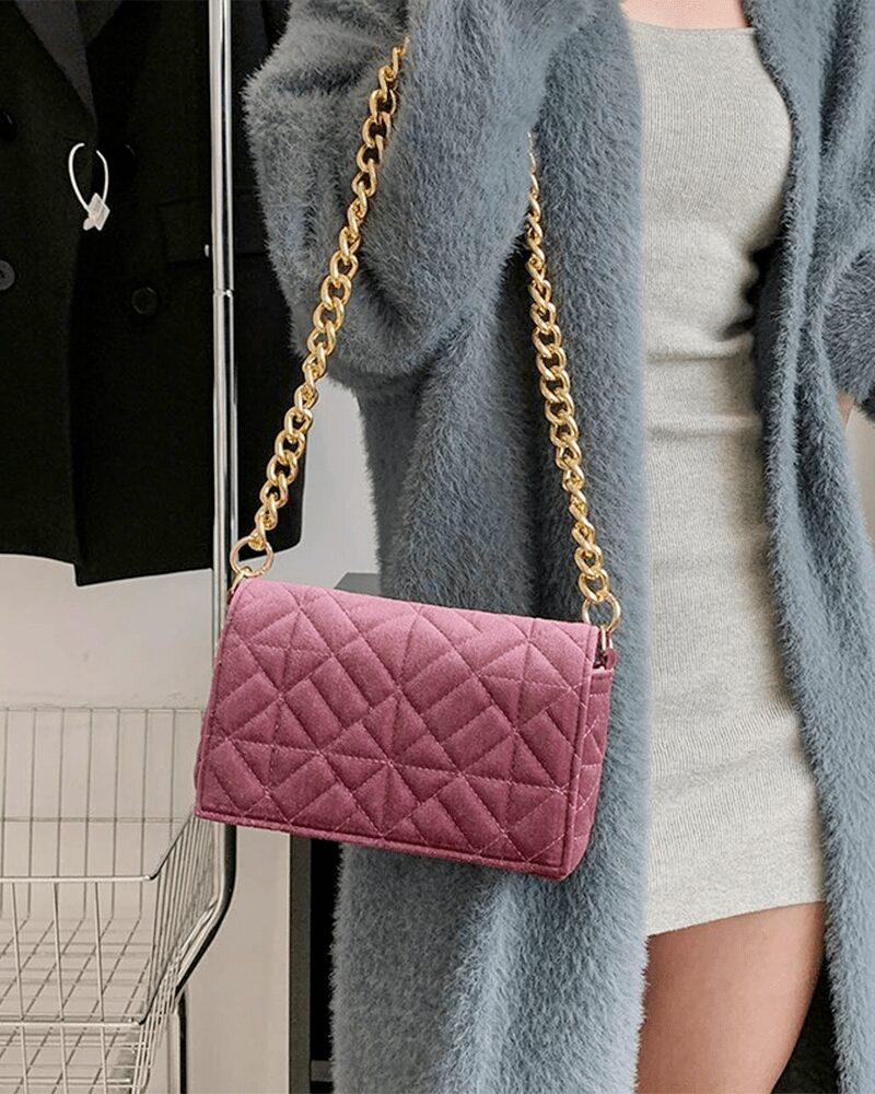 Sac à main en velours rose porté à l'épaule pour femmes - Cristina - Boutique Izamel Fashion.