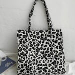 Sac à main Léa imprimé léopard blanc - Accessoire tendance en situation pour femmes.