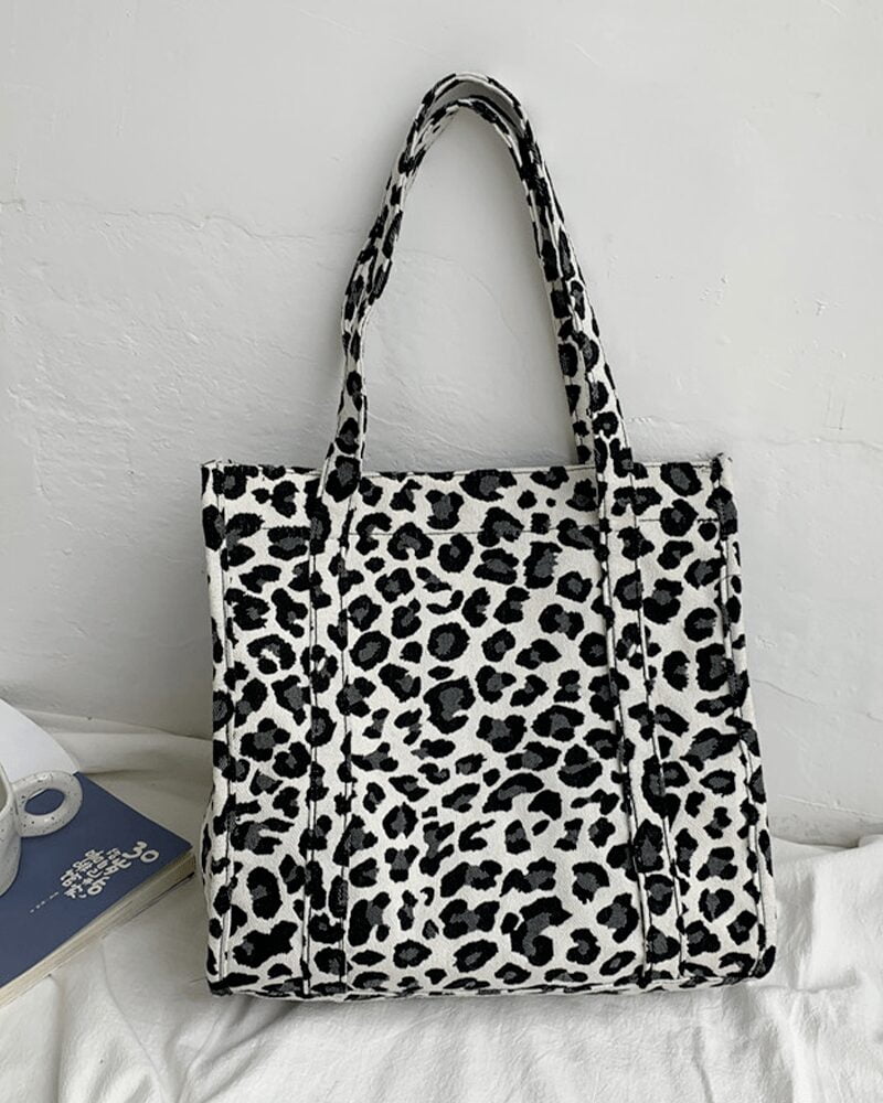 Sac à main Léa imprimé léopard blanc - Accessoire tendance en situation pour femmes.