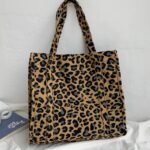 Sac à main Léa imprimé léopard - Accessoire tendance en situation pour femmes.
