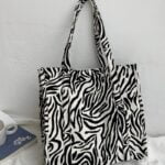 Sac à main Léa imprimé zèbre - Accessoire tendance en situation pour femmes.