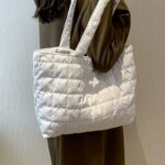 Rebeca sac à main fourre-tout matelassé blanc - Femme portant le sac sur l'épaule.