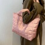 Rebeca sac à main fourre-tout matelassé rose - Femme portant le sac sur l'épaule.