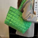 Femme portant sur l'épaule un sac à main fourre-tout matelassé vert Rebeca - Boutique Izamel