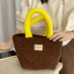 Sharlen - Sac à main fourre-tout en velours côtelé marron tenu par une femme - Boutique Izamel