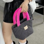 Sharlen - Sac à main fourre-tout en velours côtelé noir tenu par une femme - Boutique Izamel.