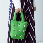 Tyler : le sac à main fourre-tout, une élégante déclaration de style portée par une femme.
