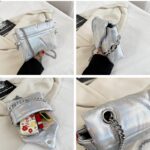 Sac à main argenté sous différents angles - Explorez la brillance métallique du modèle Cassie chez Izamel.