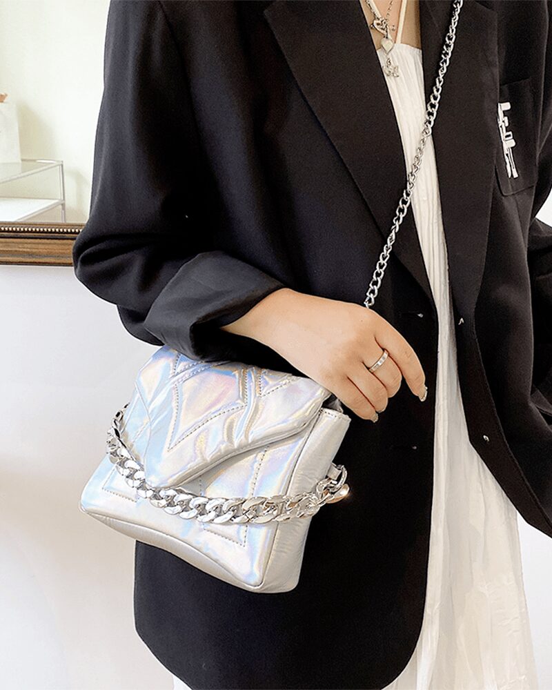 Femmes élégantes portant le sac à main blanc Cassie sur l'épaule - Un accessoire raffiné de chez Izamel.