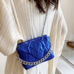 Femmes élégantes portant le sac à main bleu Cassie sur l'épaule - Un accessoire tendance et vibrant par Izamel.